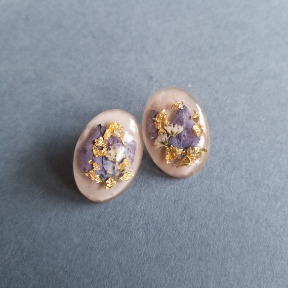 ベージュ×紫陽花とかすみ草のアクセサリー 3枚目の画像