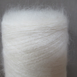 【送料無料】手織り糸　生成りモヘア糸 2枚目の画像