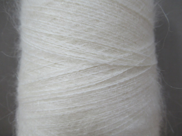 【送料無料】手織り糸　生成りモヘア糸 3枚目の画像