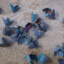 ヴィンテージ 青い小花 花弁 アクセサリーパーツ 4P チャーム ハンドメイドパーツ アンティーク 2枚目の画像
