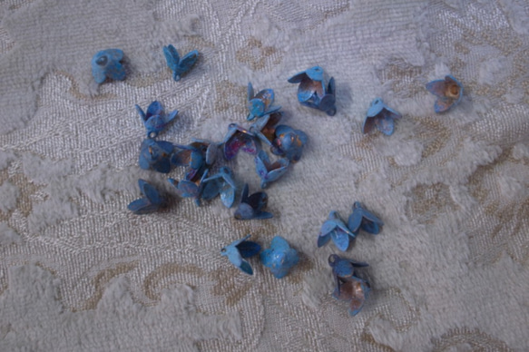 ヴィンテージ 青い小花 花弁 アクセサリーパーツ 4P チャーム ハンドメイドパーツ アンティーク 3枚目の画像