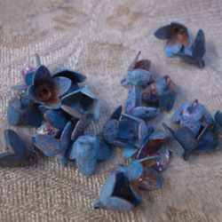 ヴィンテージ 青い小花 花弁 アクセサリーパーツ 4P チャーム ハンドメイドパーツ アンティーク 4枚目の画像