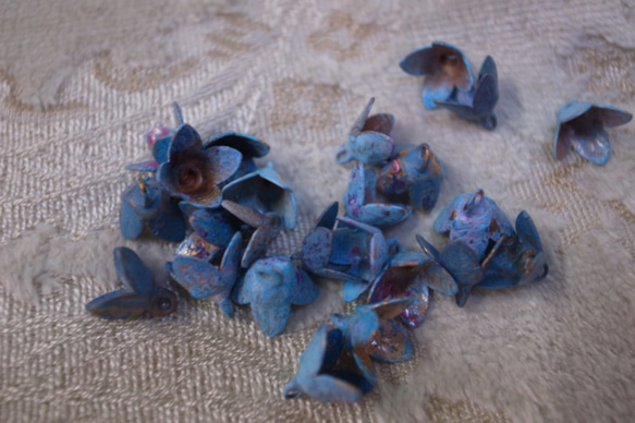ヴィンテージ 青い小花 花弁 アクセサリーパーツ 4P チャーム ハンドメイドパーツ アンティーク 4枚目の画像
