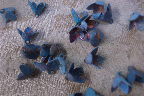 ヴィンテージ 青い小花 花弁 アクセサリーパーツ 4P チャーム ハンドメイドパーツ アンティーク 5枚目の画像