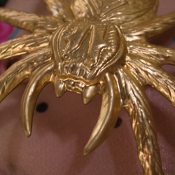 ヴィンテージ 2P ハートに天使の矢のチャーム キューピッド ゴールド アンティーク 3枚目の画像