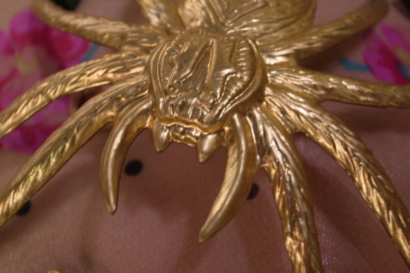 ヴィンテージ 2P ハートに天使の矢のチャーム キューピッド ゴールド アンティーク 3枚目の画像