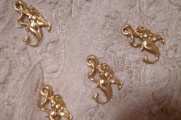 ヴィンテージ 人魚 セイレーン チャーム ファンタジー  マーメイド セイレン 真鍮 アクセサリーパーツ ゴールド アン 2枚目の画像
