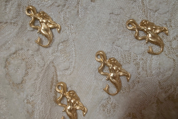 ヴィンテージ 人魚 セイレーン チャーム ファンタジー  マーメイド セイレン 真鍮 アクセサリーパーツ ゴールド アン 3枚目の画像
