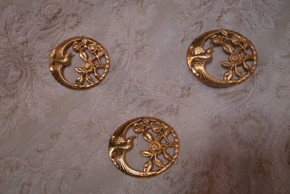 ヴィンテージ 花鳥 ハミングバードとばらの花 大きなチャーム アクセサリーパーツ 真鍮 ゴールド アンティーク 5枚目の画像