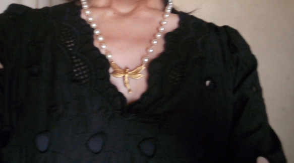 ヴィンテージチャームのパールネックレス とんぼ・妖精のチャーム アンティークパーツ 3枚目の画像