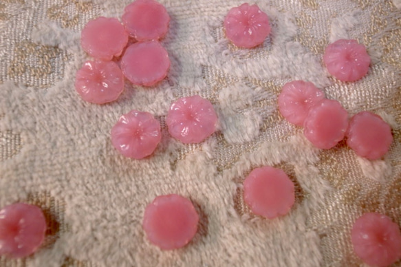 ヴィンテージ ピンク色 花のカボション 3個セット チェコスロバキア製 桜色 1枚目の画像