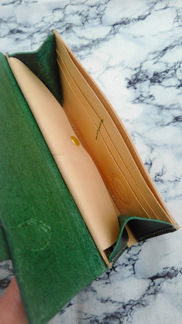 【今．Presence】《英倫風．雙色皮革長夾》森林墨綠+原色植鞣 第5張的照片