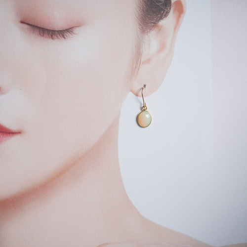 14kgf】エチオピア産オパールの大粒・カット枠どめピアス／ホワイト