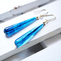 クリアブルーのスリムロングドロップピアス ピアス（フック・チェーン