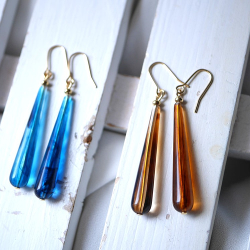 クリアブルーのスリムロングドロップピアス ピアス（フック・チェーン