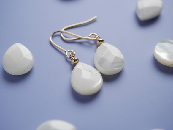 ミニホワイト・ドロップシェルのピアス／ゴールド ピアス（フック