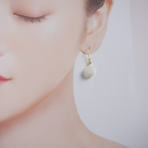 ミニホワイト・ドロップシェルのピアス／ゴールド ピアス（フック 