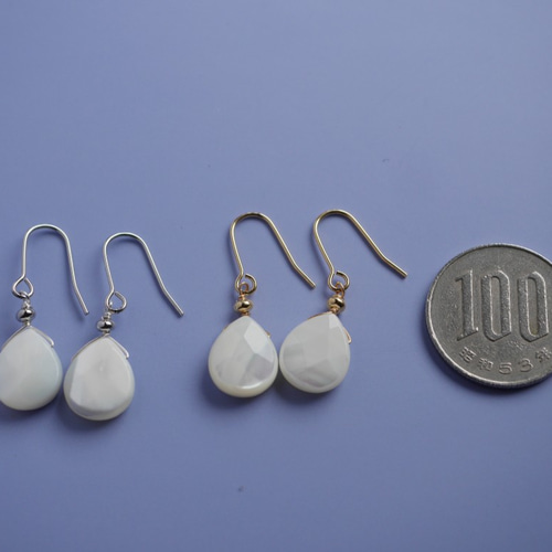 ミニホワイト・ドロップシェルのピアス／ゴールド ピアス（フック