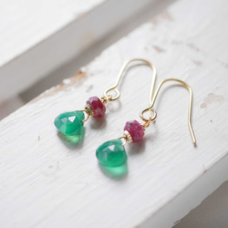 綠瑪瑙和紅寶石聖誕色極簡主義耳環 第1張的照片