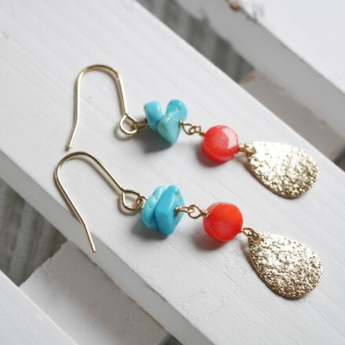 珊瑚×ターコイズのゴールドピアス ピアス（フック・チェーン
