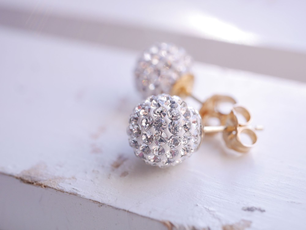 ８ミリ・スワロパヴェのピアス