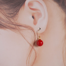 大號10毫米紅色貝殼珍珠耳環（鉤型） 第3張的照片