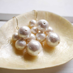棉珍珠大容量葡萄吊墜耳環/乳白色 第1張的照片