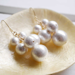 棉質珍珠寬大葡萄吊式耳環/雪白 第2張的照片