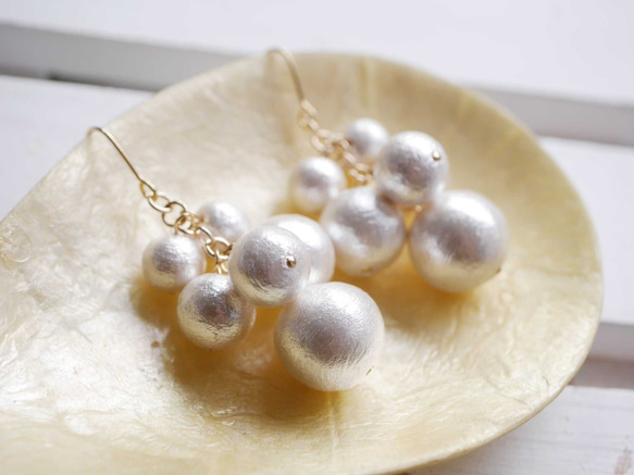棉質珍珠寬大葡萄吊式耳環/雪白 第2張的照片