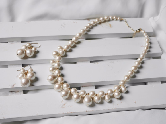 棉質珍珠寬大葡萄吊式耳環/雪白 第6張的照片