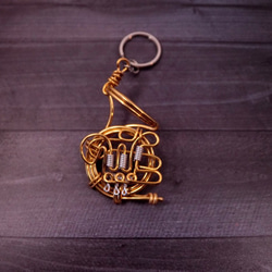 " French Horn " key ring by Wire Art Walker Studio 1枚目の画像