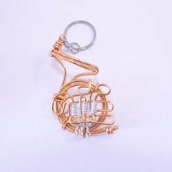 " French Horn " key ring by Wire Art Walker Studio 2枚目の画像