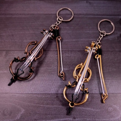 " brown Cello " key ring by Wire Art Walker Studio 1枚目の画像