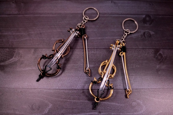 " brown Cello " key ring by Wire Art Walker Studio 1枚目の画像