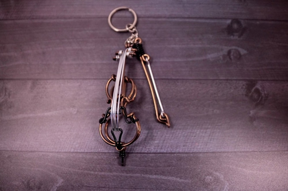 " brown Cello " key ring by Wire Art Walker Studio 2枚目の画像