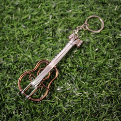 " Silver Guitar " key ring by Wire Art Walker Studio 2枚目の画像