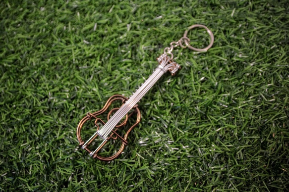 " Silver Guitar " key ring by Wire Art Walker Studio 2枚目の画像