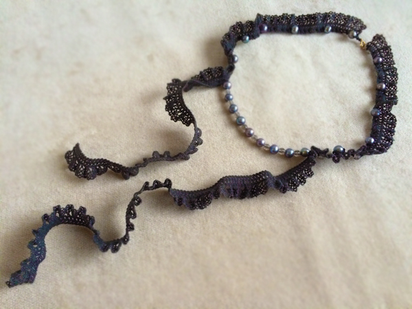 レースとパールのチョーカー