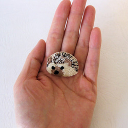 手刺繍ブローチ【とげとげ饅頭のようなハリネズミ】 3枚目の画像