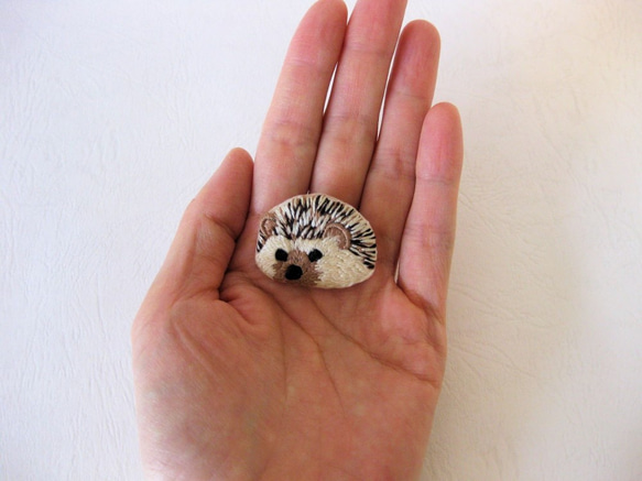 手刺繍ブローチ【とげとげ饅頭のようなハリネズミ】 3枚目の画像