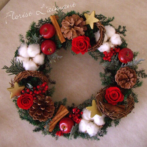 ミニリースをトッピング！可愛いナチュラルクリスマスリース｜リース オン リース