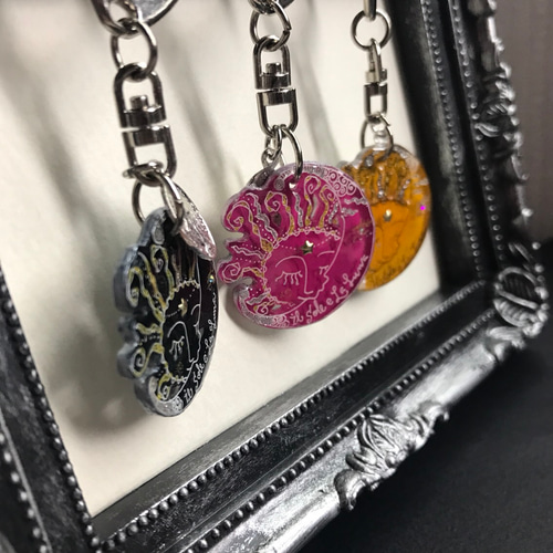 DISH//ユニファー♡紙皿 シール クリアキーホルダー ステンドグラス風サンズ / WHITE-DOGのアクリルキーホルダー通販