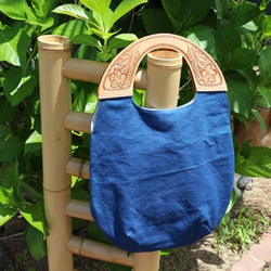 帆布とヌメ革のたまごトートバッグ（藍染・持ち手フローラルカービング) 1枚目の画像