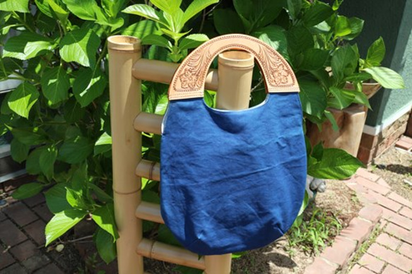 帆布とヌメ革のたまごトートバッグ（藍染・持ち手フローラルカービング) 1枚目の画像