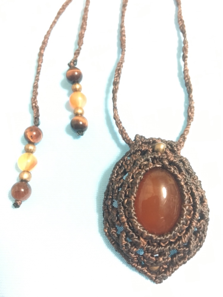 マクラメ編みのペンダントです