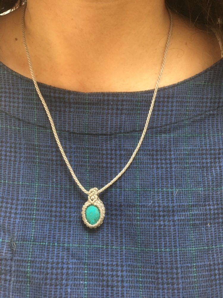 お値引き致します、マクラメ編みペンダントです、小ぶりだけれどキレイな水色のブルーが映えます(๑･̑◡･̑๑)