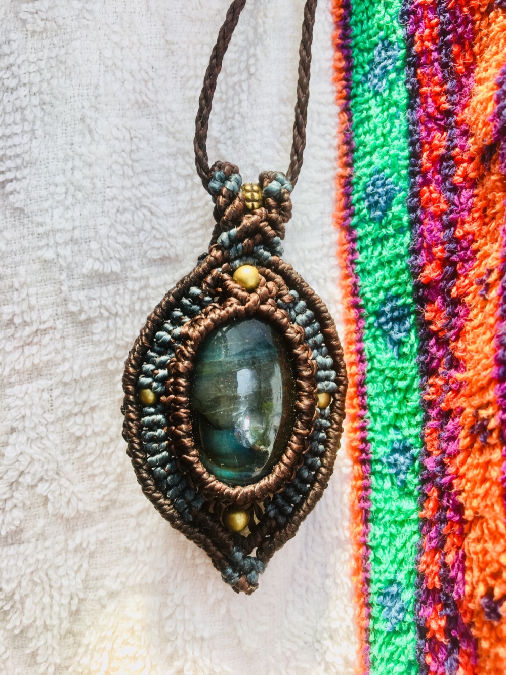 天然石のラブラトライトのマクラメ編みペンダント