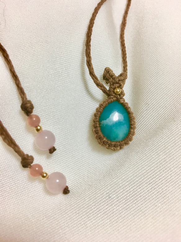 売り切れました、(*^^*)天然石ラリマーのマクラメ編みのペンダントです  