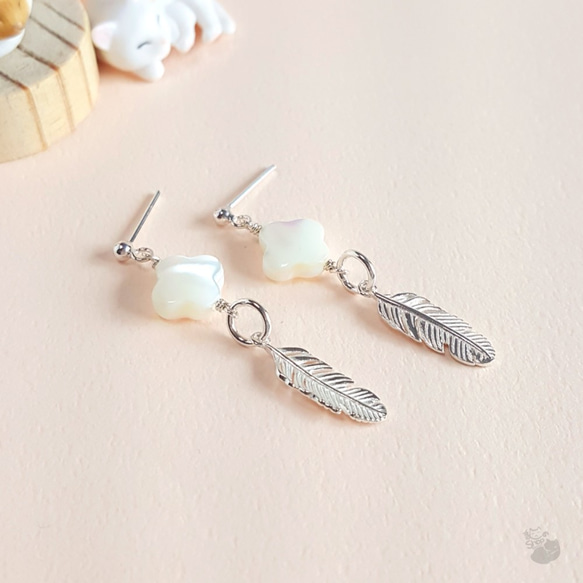貓のShop • 白色貝殼 + 925銀羽毛 x 925銀 耳針 耳環 第2張的照片
