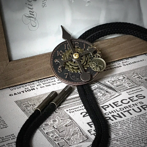 アンティークブロンズ基調の文字盤とミニ懐中時計のループタイ/スチームパンクno.91/1712 4枚目の画像